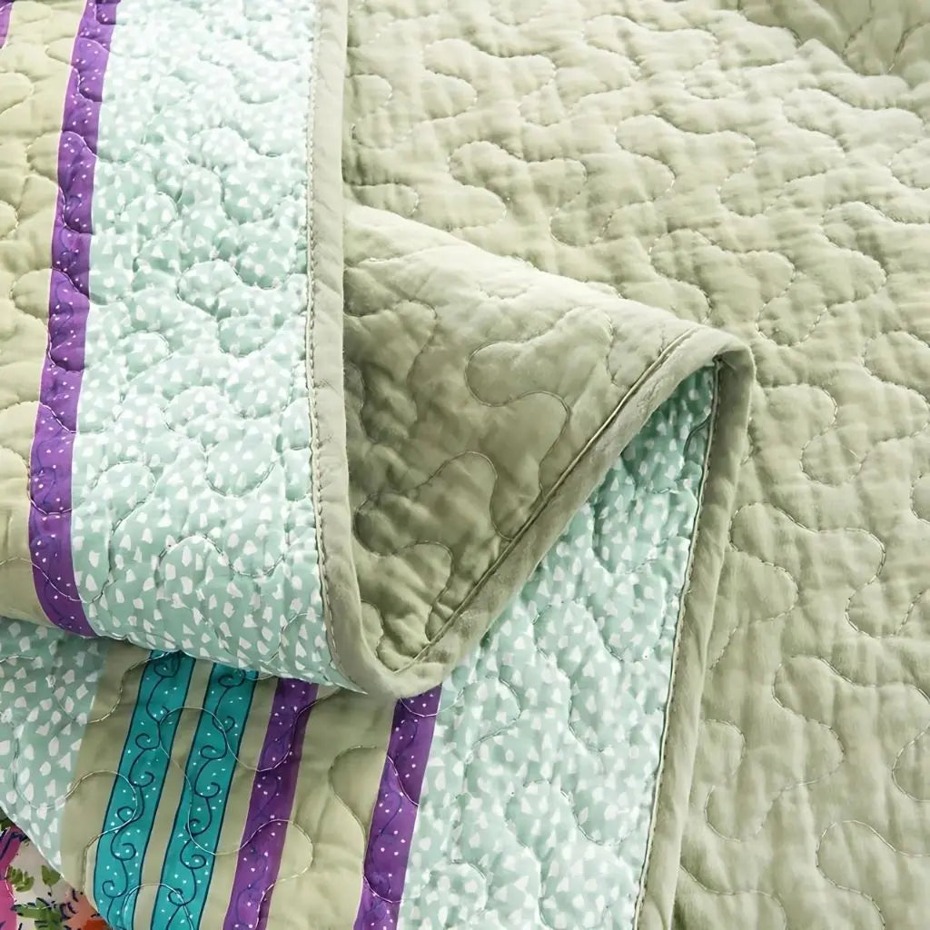 Durable quilted cotton bedding with patchwork design and reactive dyeing for lasting bedroom comfort