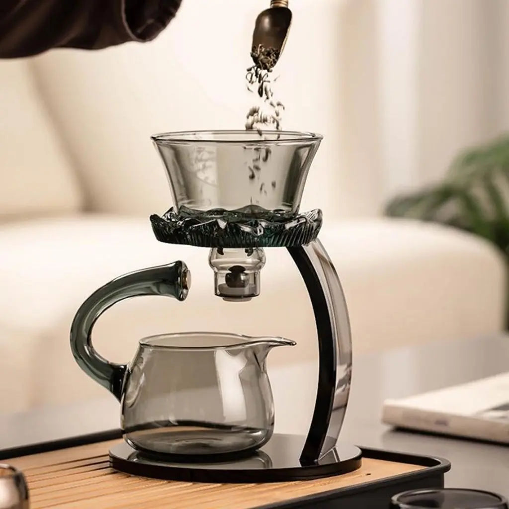 Heat-resistant borosilicate glass tea infuser with lotus motif, ideal for daily tea brewing rituals