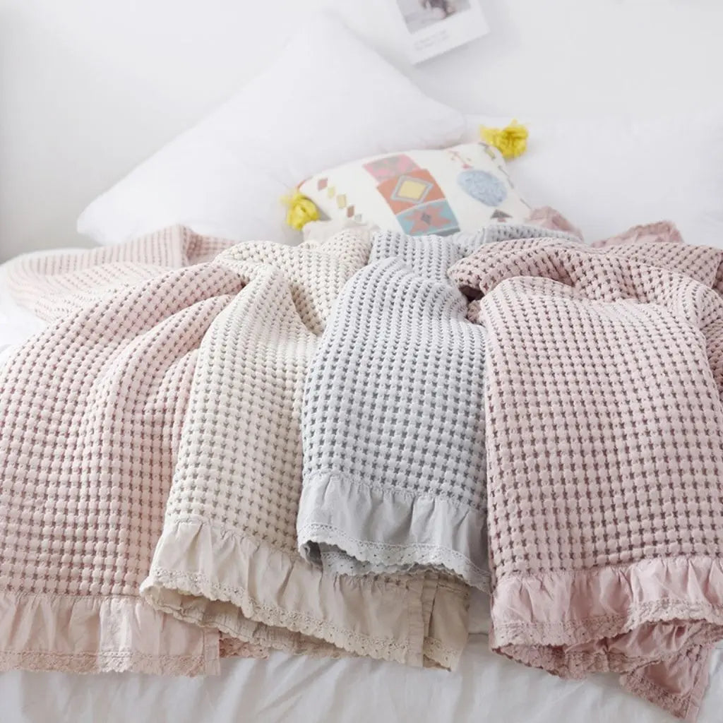 Breathable waffle blanket in cotton with lace edging for year-round comfort