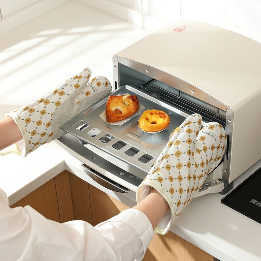 Kitchen oven mitts designed for everyday baking and cooking with practical hanging loop storage