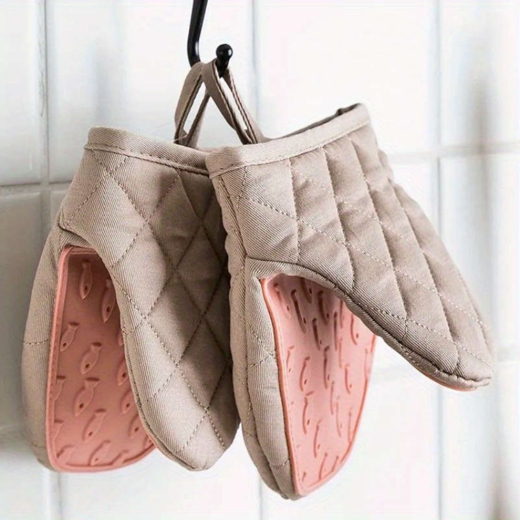 Premium silicone cotton kitchen gloves featuring fish-shaped grip design for enhanced baking protection