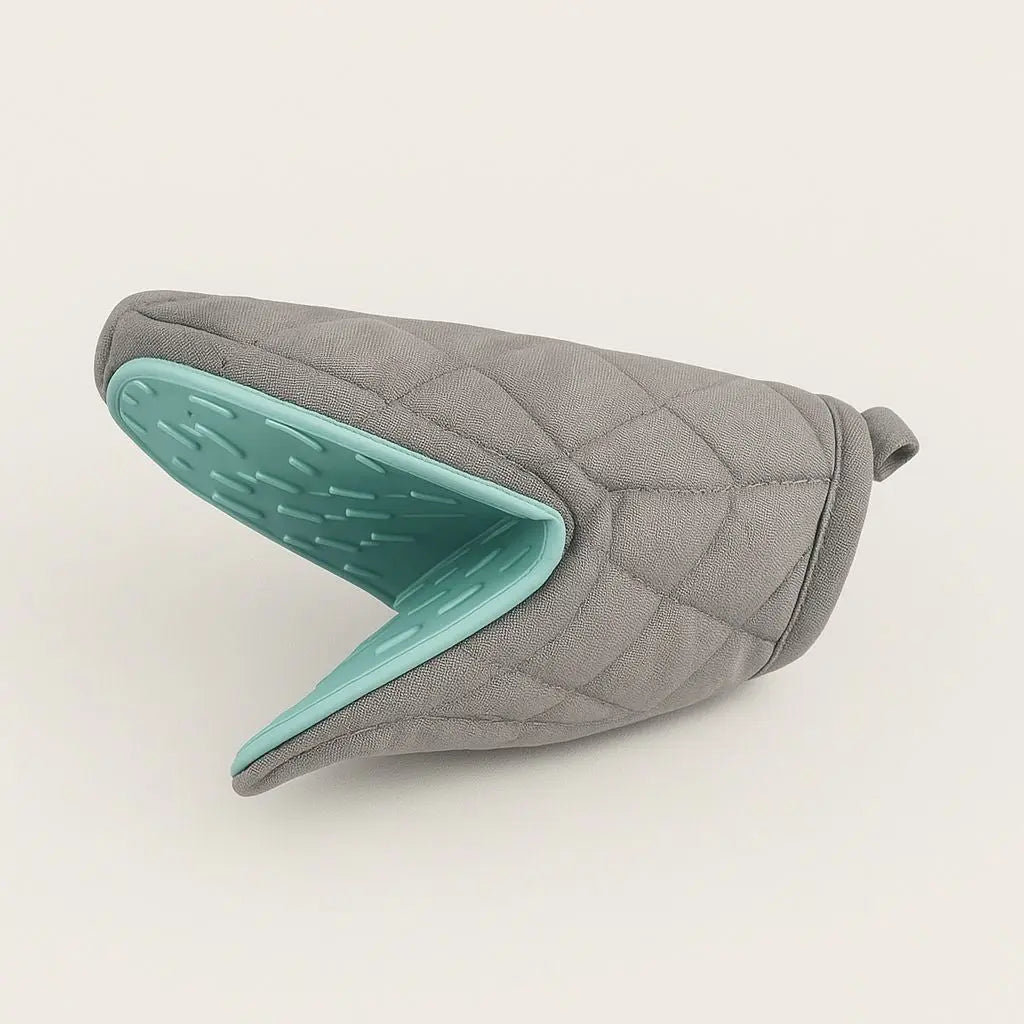 Premium silicone cotton kitchen gloves featuring fish-shaped grip design for enhanced baking protection