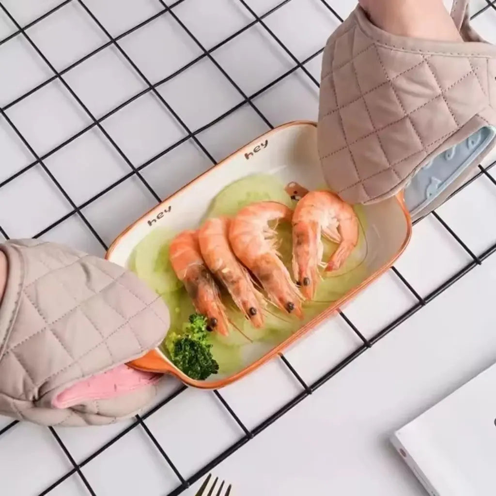 Silicone cotton oven mitts with fish-shaped grip design providing excellent kitchen protection