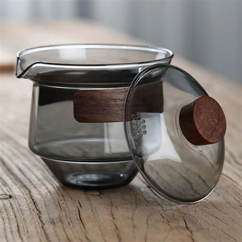 Transparent borosilicate gaiwan allowing visual observation of tea leaves steeping