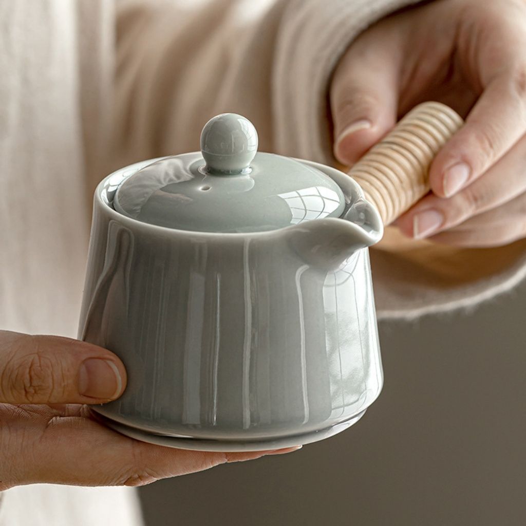 Small ceramic teapot 200ml with integrated strainer and modern minimalist design