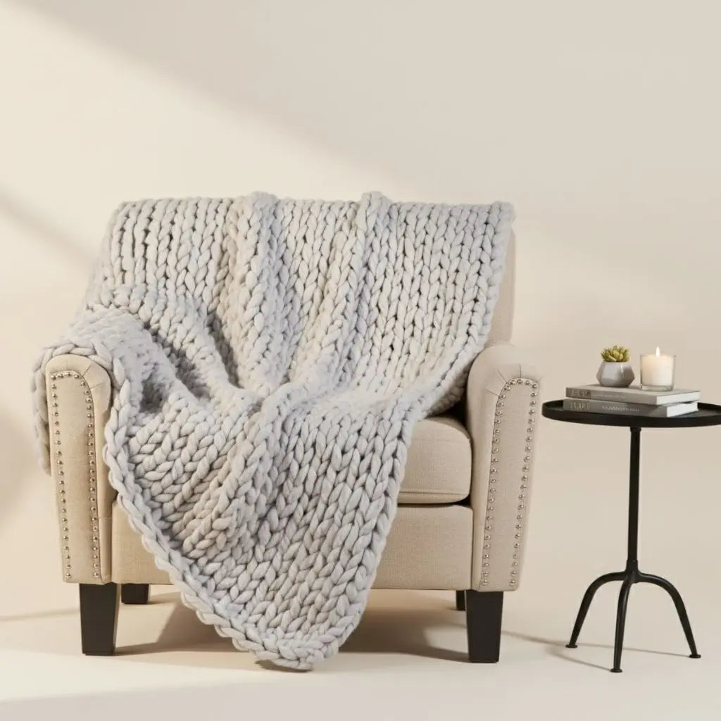 Knitted throw blanket with chunky weave pattern made from soft acrylic fabric for bedroom use