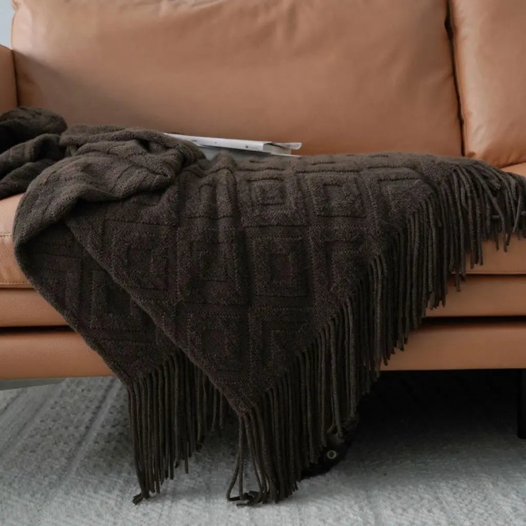 Oversized 130x240cm jacquard knit throw blanket with ample coverage and textured pattern