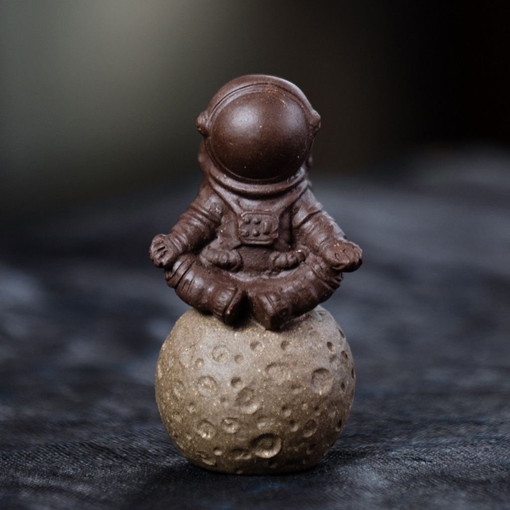 Zisha clay astronaut figurine tea pet purple sand ornament handcrafted chinese tea ceremony decoration