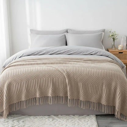 Textured polyester blanket with fringe detail for naps and sofa styling