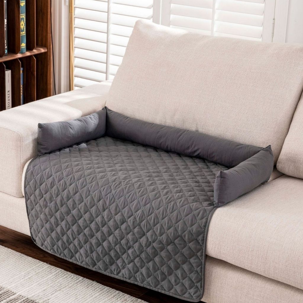Quilted pet mat showing ultrasonic stitching and bolster detail

