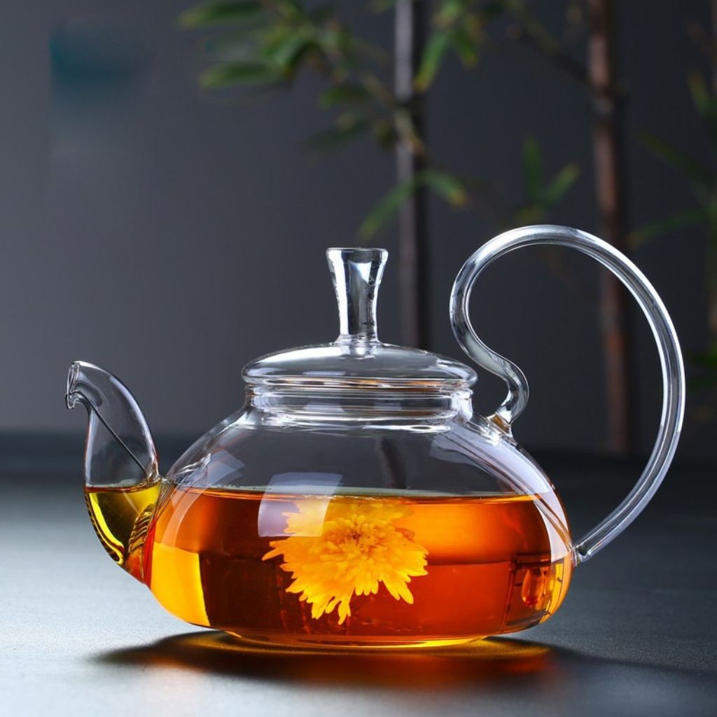 Heat resistant borosilicate teapot with rounded body and balanced curved handle