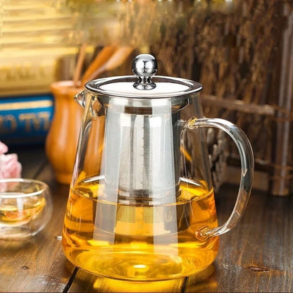 Clear glass teapot with ergonomic handle and drip free spout for smooth tea pouring