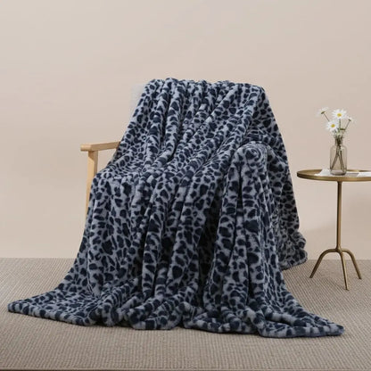 Soft polyester plush throw blanket with short pile texture for cozy home comfort