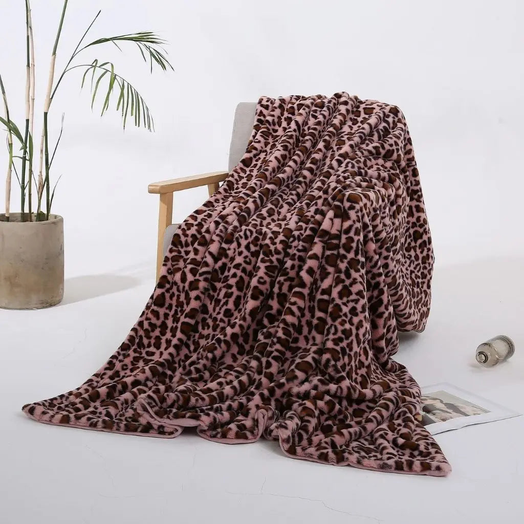 Textured polyester throw blanket with durable color retention and bold design
