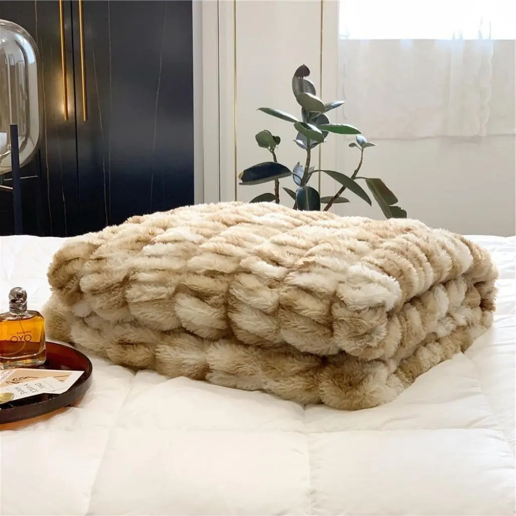  Lightweight polyester faux fur blanket with skin-friendly fleece texture
