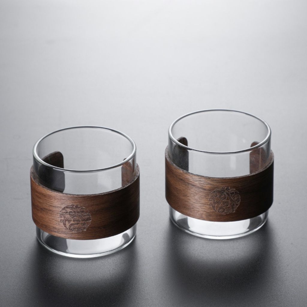 Anti scald tea mug showcasing detachable wooden sleeve design and premium borosilicate glass material